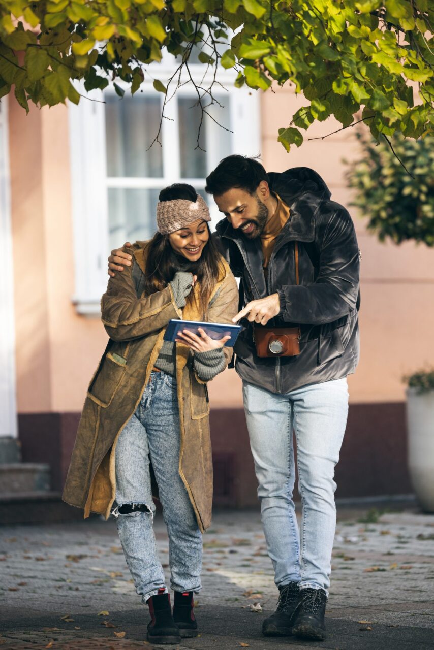 Couple découvrant une ville européenne aux couleurs de l’automne en novembre